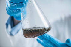含植物样品的实验室瓶，溶于水中进行有机证书分析，关门