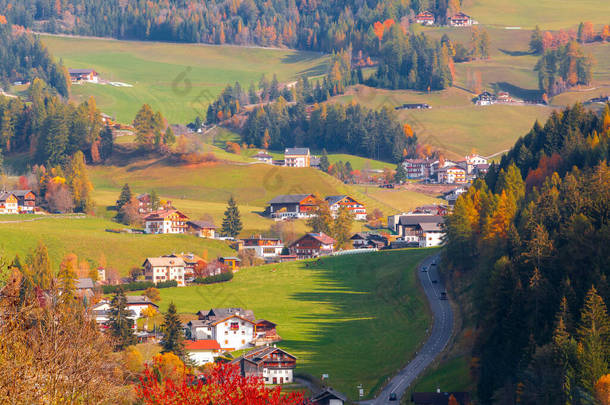 意大利南蒂罗尔Val di Funes山谷Trentino Alto Adige省Santa Maddalena村附近的Seeda<strong>山脉</strong>，Odle<strong>山脉</strong>，美丽的白云石