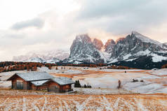冬季景观、高山草甸和木制房屋，位于意大利、欧洲多洛美地的南蒂罗尔，兰科费尔群山，博尔扎诺省