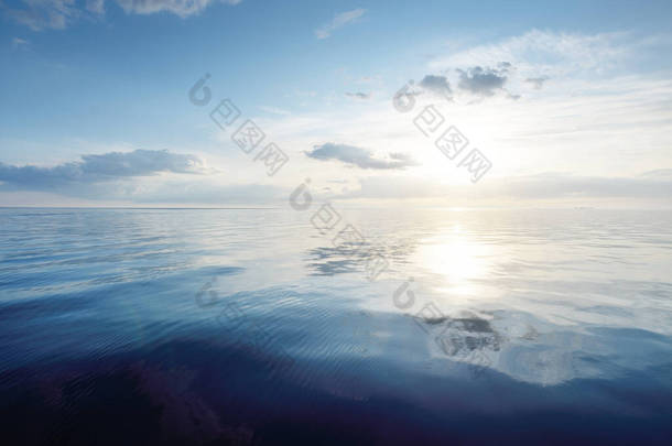 日落时，波罗的海上空蓝蓝的天空闪烁着卷云和积雨云。Idyllic海景。旅行，航行，游轮，娱乐，度假。水中的<strong>对称</strong>反射，天然镜