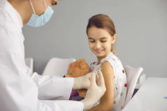 在儿童免疫运动期间，快乐的小女孩接种了疫苗