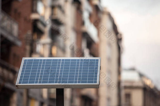 城市环境中街道上的小型个人<strong>太阳能</strong>电池板，用于<strong>利用太阳能</strong>发电