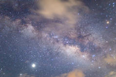 银河带着星星和宇宙中的尘埃.