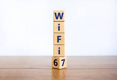WiFi 6或7符号。转动了一个木制立方体，并将WiFi 6改为WiFi 7 。漂亮的木制桌子，白色背景，复制空间。Business, technology and WiFi 6 to WiFi 7 