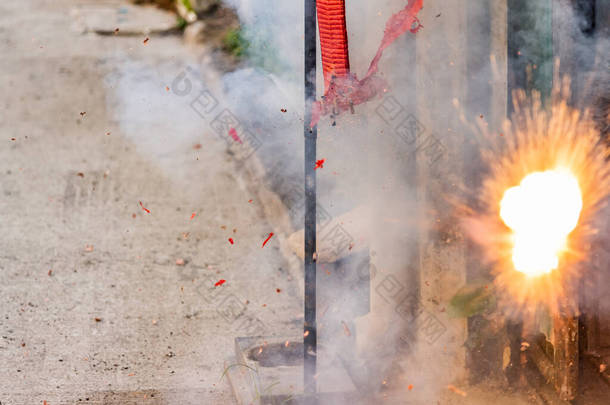 在中国的新年里，红色的爆竹一拥而上，点燃了篝火，<strong>散发</strong>出各种噪音.