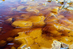 里约金托矿区铁矿、铜矿的橙红色河流闭塞