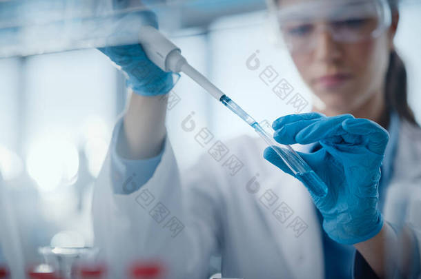 医学研究实验室：一个美丽的女科学家的肖像用微型管道进行分析。医学、生物技术、微生物学发展高级科学实验室。手部特写