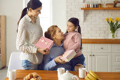在母亲节或生日那天，快乐的老年妇女会收到家人的礼物