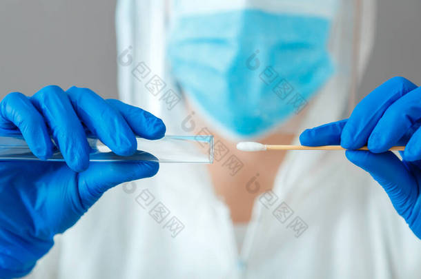 Covid19pcr测试在护士手中.身着防护服的医生戴着医用口罩手套，在实验室里拿着唾液样本进行诊断。鼻咽培养pcr测试。Web Banner.