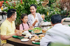 越南夫妇与女儿和年长者庆祝农历新年