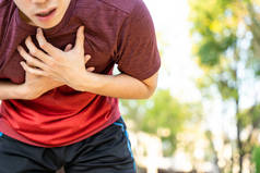 在公园跑步时，体力不支的男子跑步运动员患有心绞痛或哮喘呼吸障碍.