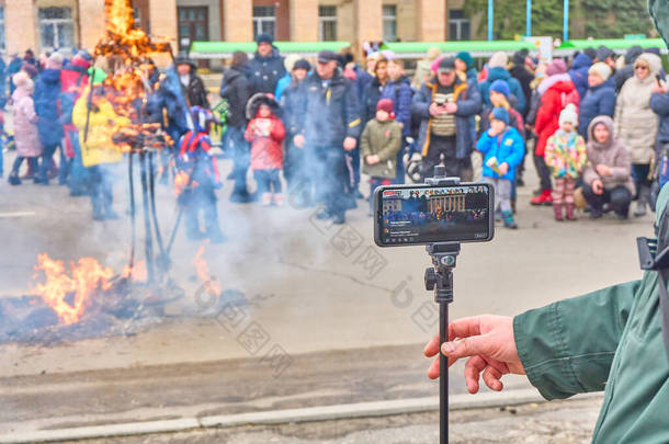 乌克兰斯韦特卢茨克-14.03 。2021年：Maslenitsa庆祝活动的手机录像。焚烧稻草娃娃的<strong>传统习俗</strong>，在社交网络上播出，社论.