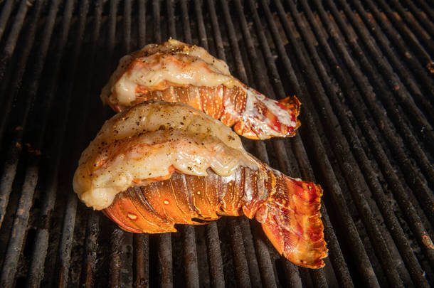 龙虾尾巴在背靠背或扣子的烤架上烹调