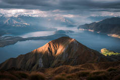 从新西兰瓦纳卡湖的罗伊山顶看风景