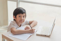亚洲孩子厌倦了做作业，孩子因为学习而感到压力