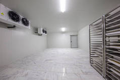 仓库冷藏柜冷藏柜冷藏室，用于储存食物。一个有四个风扇的空的工业室冰箱.