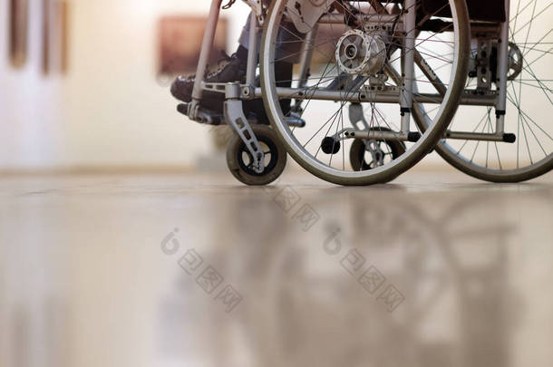 <strong>艺术展</strong>览厅轮椅的细节，有选择的焦点