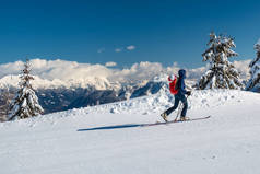 在Zoncolan山上，一场大雪之后，嘉年华的阿尔卑斯山脉开始隆隆作响。乌迪恩省，弗留利-基里亚朱利亚地区，意大利