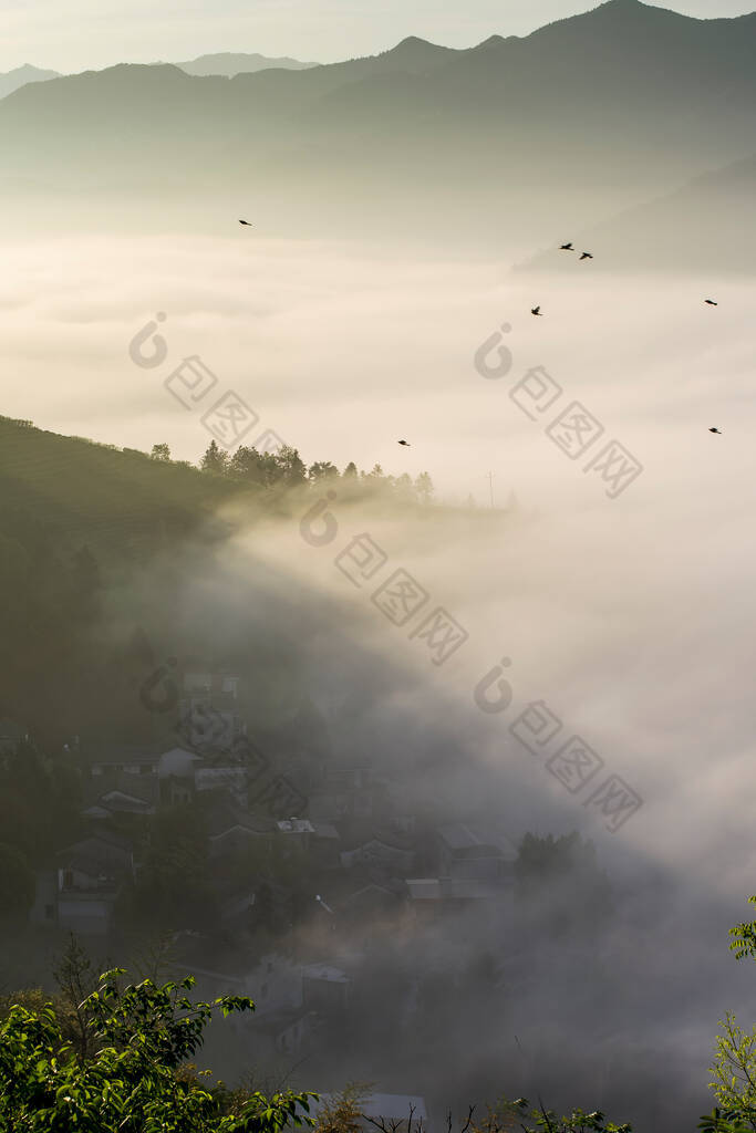 美丽的落日笼罩着高山