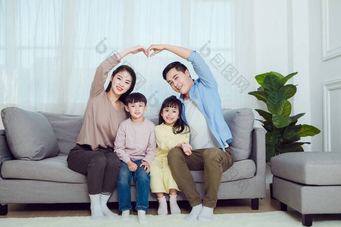 幸福的一家人坐在家里的沙发上图片-包图网企业站