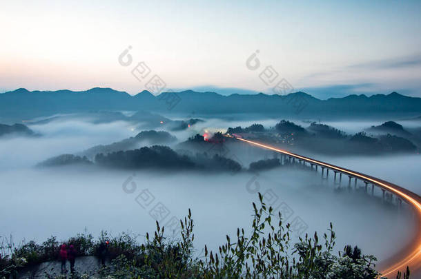 多雾多山的美丽风景