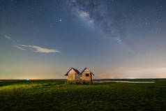 位于埃卡海大桥的双子座大楼，夜夜与银河和星星在一起，泰国。泰国建筑在旅游景点地标。假日旅行概念.