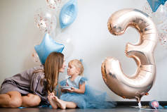 妈妈和女儿穿着漂亮的气球裙庆祝生日. 