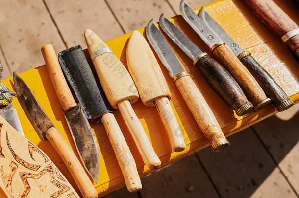 很久很久以前，为了切割和抚摩动物，在许多不同的乡村老式刀具上都有过类似的特写.