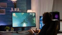 职业玩家在强大的计算机上玩网络空间射击游戏的回合镜头