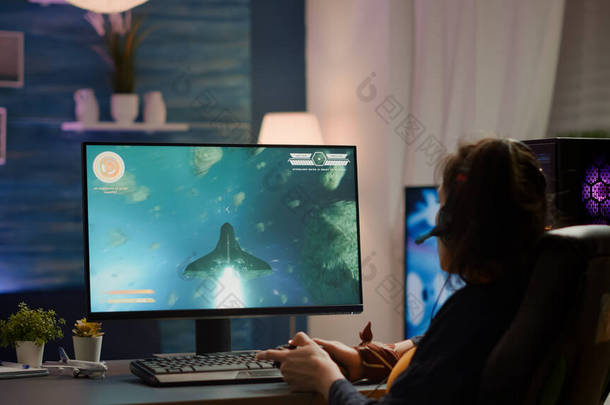 职业玩家在强大的计算机上玩网络空间射击游戏的回合镜头