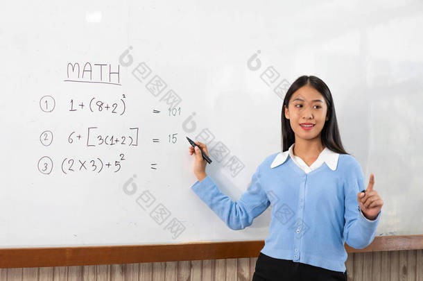 科维德19型流感流行前，一位年轻聪明的女教师在课堂上解释硬数学的决定.