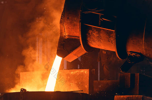 将熔化的金属从大容器倒入砂型.重工业冶金厂铸铁件