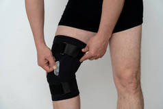 腿的支撑。一个男人调整他腿上的黑色骨质疏松症科普空间.