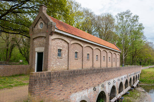 schuivenhuisje是1887年在荷兰Overijssel省Almelo-Nordhorn运河上建造的一个古老的<strong>水族箱</strong>，名为schuivenhuisje