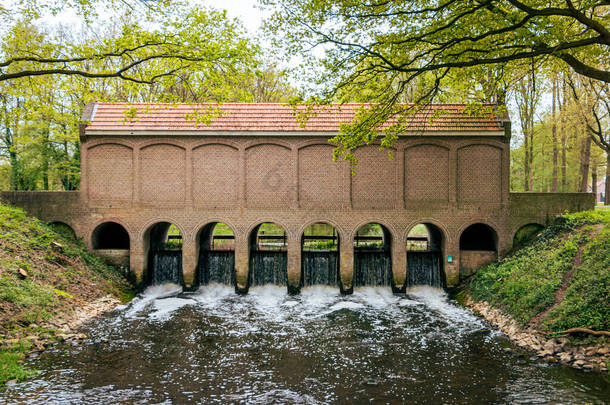 schuivenhuisje是1887年在荷兰Overijssel省Almelo-Nordhorn运河上建造的一个古老的<strong>水族箱</strong>，名为schuivenhuisje