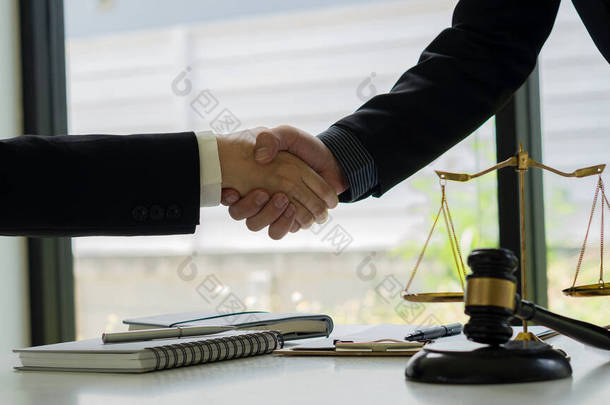 律师顾问商人用放在前面的法官锤来握手，用手提电脑律师的概念和法律顾问来衡量司法<strong>尺度</strong>