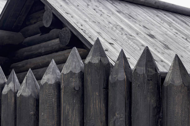 护栏俄国古代用来保护敌人的由两端锋利的圆木制成的护栏俄罗斯传统的木制房屋建造.