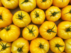 在农贸市场的盒子里放着红色和黄色的西红柿。