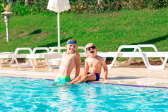 在度假胜地的游泳池里玩得开心的孩子们