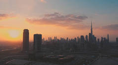 AERIAL.阿拉伯联合酋长国迪拜市中心美丽的日落美景尽收眼底.