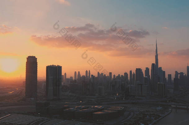 AERIAL.阿拉伯联合酋长国迪拜市中心美丽的日落<strong>美景</strong>尽收眼底.