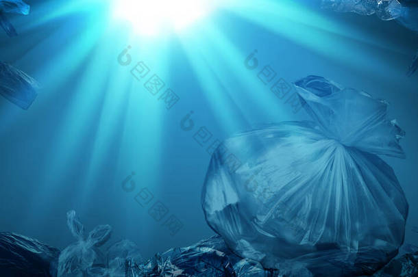 塑料垃圾袋和其他在海洋中漂浮的具有<strong>阳光效果</strong>的东西的创意背景，聚对苯二甲酸乙烯塑料，环境污染的概念，气候变化
