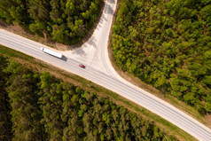 夏季森林中的公路交叉口俯瞰全景，无人驾驶飞机发射