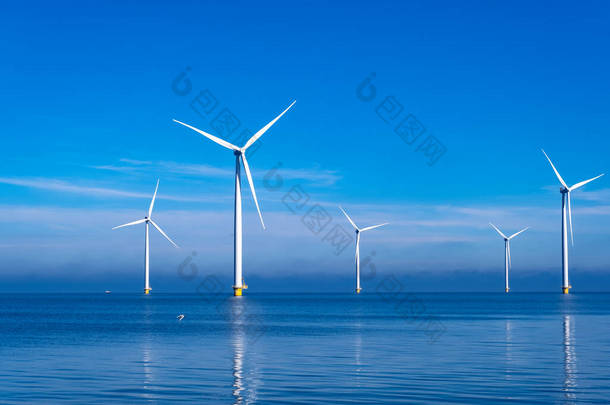 有云彩和蓝天的离岸风车公园、有风力涡轮机的海洋公园、荷兰Ijsselmeer