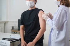 一名女医生向病人手臂注射covid-19疫苗、 covid-19疫苗和保健概念