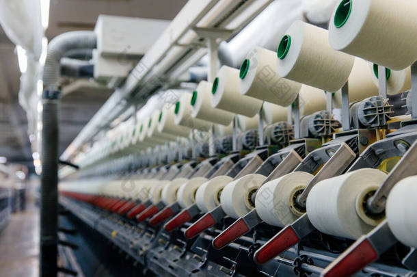 生产螺纹和纱线的现代自动化工厂