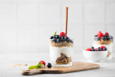 加酸奶、蓝莓和覆盆子的格拉诺拉健康的早餐菜谱、食谱.