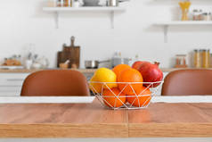 厨房的木制桌子上有新鲜水果的篮子