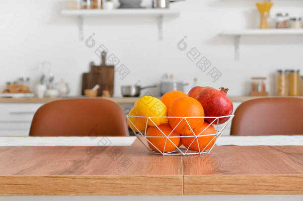 厨房的<strong>木制桌子</strong>上有新鲜水果的篮子