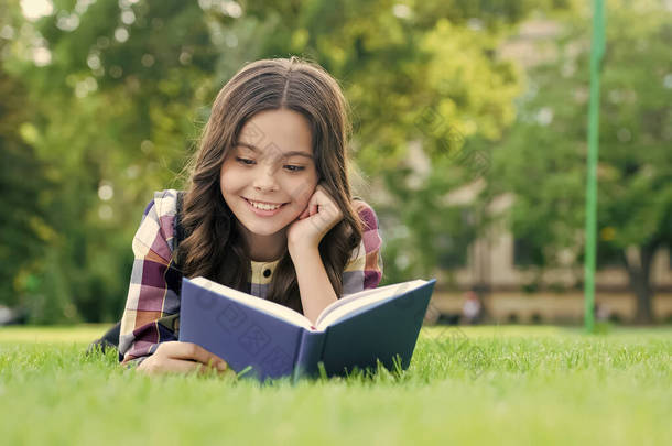 要想成功，你必须读书。快乐的孩子躺在绿草上看书。学校图书馆。扫盲教育。在家看书。文学课。学习外语。英语学校。花时间是值得的
